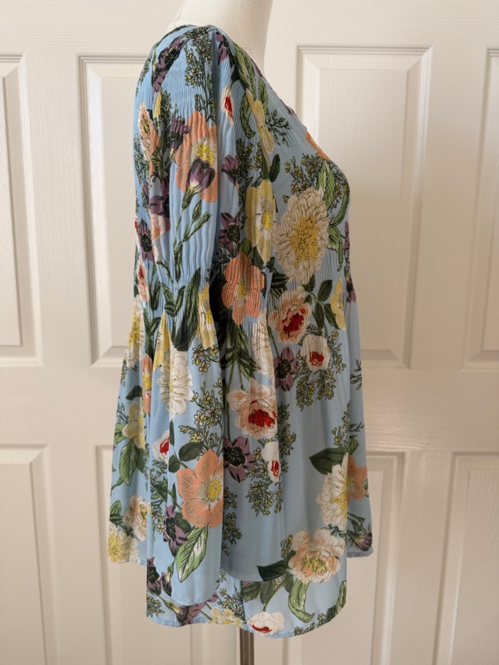 Spense Light Blue Floral Smocked V-Neck Bell Sleeves Tunic Size S/P - Picture 2 of 8